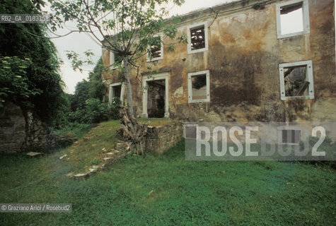 ( CROAZIA  ) ISTRIA - PORTOLE : CASE ABBANDONATE E DIROCCATE  - © 2001 Graziano Arici/Rosebud2 / GEO / LINGUA / MINORANZA