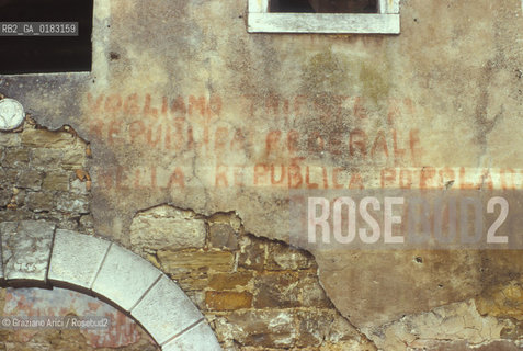 ( CROAZIA  ) ISTRIA - PORTOLE  : SCRITTE SULLE CASE ABBANDONATE E DIROCCATE  - © 2001 Graziano Arici/Rosebud2 / GEO / LINGUA / MINORANZA