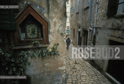 ( CROAZIA  ) ISTRIA -  ROVIGNO   :  STRADINA DEL CENTRO  - © 2001 Graziano Arici/Rosebud2 / GEO / LINGUA / MINORANZA