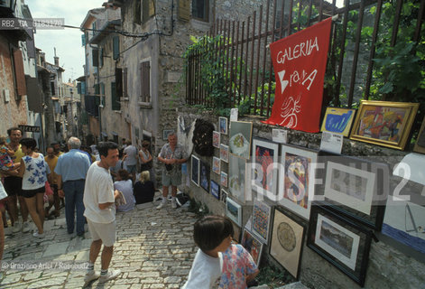 ( CROAZIA  ) ISTRIA -  ROVIGNO   :  STRADINA DEL CENTRO  - © 2001 Graziano Arici/Rosebud2 / GEO / LINGUA / MINORANZA