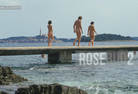 ( CROAZIA  ) ISTRIA -  ROVIGNO   : CAMPO NUDISTA NATURISTA  - © 2001 Graziano Arici/Rosebud2 / GEO / LINGUA / MINORANZA