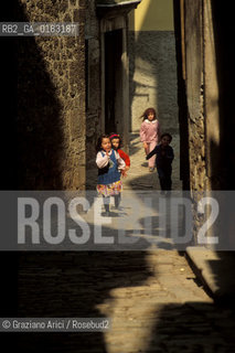 ( CROAZIA  ) ISTRIA -  ROVIGNO   :  STRADINA DEL CENTRO  - © 2001 Graziano Arici/Rosebud2 / GEO / LINGUA / MINORANZA