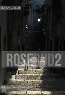 ( CROAZIA  ) ISTRIA -  ROVIGNO   :  STRADINA DEL CENTRO  - © 2001 Graziano Arici/Rosebud2 / GEO / LINGUA / MINORANZA