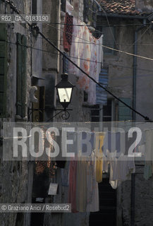 ( CROAZIA  ) ISTRIA -  ROVIGNO   :  STRADINA DEL CENTRO  - © 2001 Graziano Arici/Rosebud2 / GEO / LINGUA / MINORANZA / LAMPIONE / BIANCHERIA