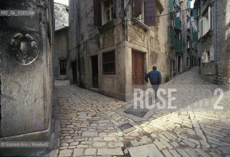 ( CROAZIA  ) ISTRIA -  ROVIGNO   :  STRADINA DEL CENTRO  - © 2001 Graziano Arici/Rosebud2 / GEO / LINGUA / MINORANZA