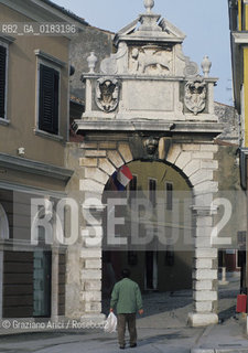 ( CROAZIA  ) ISTRIA -  ROVIGNO   :  LARCO DEI BALBI  - © 2001 Graziano Arici/Rosebud2 / GEO / LINGUA / MINORANZA