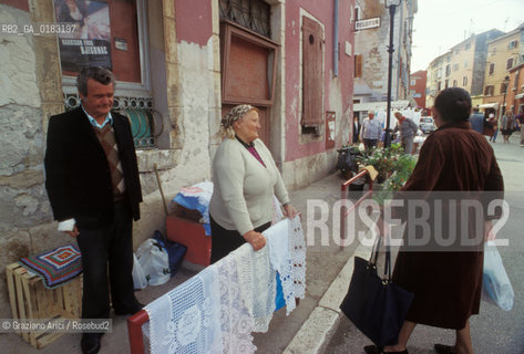 ( CROAZIA  ) ISTRIA -  ROVIGNO   :  STRADINA DEL CENTRO  - © 2001 Graziano Arici/Rosebud2 / GEO / LINGUA / MINORANZA