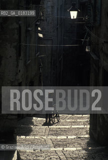 ( CROAZIA  ) ISTRIA -  ROVIGNO   :  STRADINA DEL CENTRO  - © 2001 Graziano Arici/Rosebud2 / GEO / LINGUA / MINORANZA