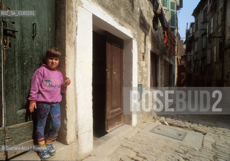 ( CROAZIA  ) ISTRIA -  ROVIGNO   :  STRADINA DEL CENTRO  - © 2001 Graziano Arici/Rosebud2 / GEO / LINGUA / MINORANZA
