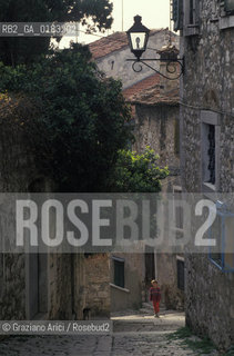( CROAZIA  ) ISTRIA -  ROVIGNO   :  STRADINA DEL CENTRO  - © 2001 Graziano Arici/Rosebud2 / GEO / LINGUA / MINORANZA