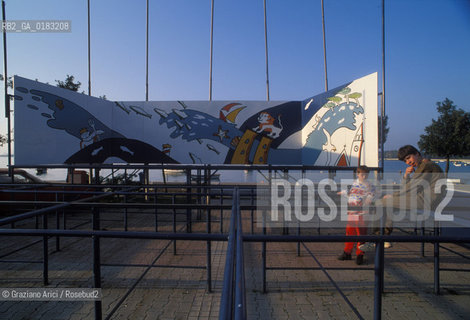 ( CROAZIA  ) ISTRIA -  UMAGO   : LA PIAZZA   - © 2001 Graziano Arici/Rosebud2 / GEO / LINGUA / MINORANZA