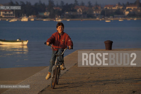 ( CROAZIA  ) ISTRIA -  UMAGO   :  LUNGOMARE   - © 2001 Graziano Arici/Rosebud2 / GEO / LINGUA / MINORANZA / BICICLETTA