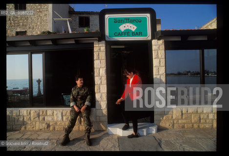 ( CROAZIA  ) ISTRIA -  UMAGO   : CAFFE SUL  LUNGOMARE   - © 2001 Graziano Arici/Rosebud2 / GEO / LINGUA / MINORANZA