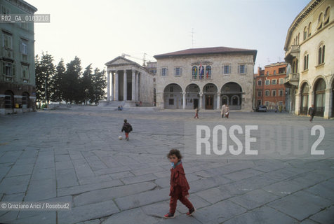 ( CROAZIA  ) ISTRIA -  POLA   :  PIAZZA DELLA REPUBBLICA    - © 2001 Graziano Arici/Rosebud2 / GEO / LINGUA / MINORANZA