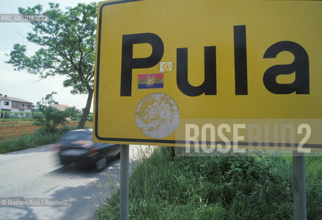( CROAZIA  ) ISTRIA -  POLA   : INSEGNA IN CROATO   - © 2001 Graziano Arici/Rosebud2 / GEO / LINGUA / MINORANZA