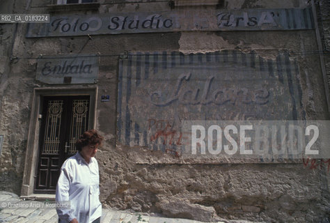 ( CROAZIA  ) ISTRIA -  POLA   :  STRADA DEL CENTRO    - © 2001 Graziano Arici/Rosebud2 / GEO / LINGUA / MINORANZA / FOTOGRAFO
