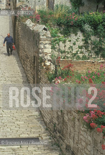 ( CROAZIA  ) ISTRIA -  POLA   :  UNA STRADA DEL CENTRO    - © 2001 Graziano Arici/Rosebud2 / GEO / LINGUA / MINORANZA