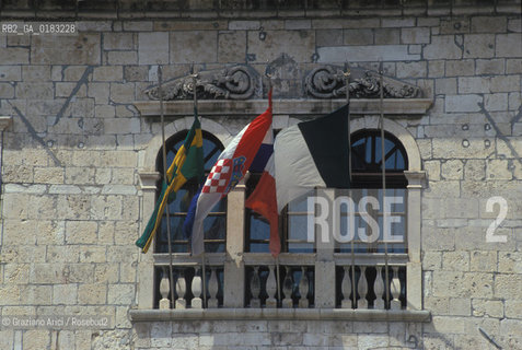 ( CROAZIA  ) ISTRIA -  POLA   :  PIAZZA DELLA REPUBBLICA - PALAZZO COMUNALE    - © 2001 Graziano Arici/Rosebud2 / GEO / LINGUA / MINORANZA