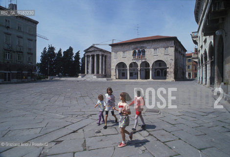 ( CROAZIA  ) ISTRIA -  POLA   :  PIAZZA DELLA REPUBBLICA - PALAZZO COMUNALE    - © 2001 Graziano Arici/Rosebud2 / GEO / LINGUA / MINORANZA