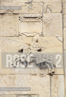 ( CROAZIA  ) ISTRIA -  POLA   :  PIAZZA DELLA REPUBBLICA - PALAZZO COMUNALE   RITRATTO DI CAVALIERE  - © 2001 Graziano Arici/Rosebud2 / GEO / LINGUA / MINORANZA