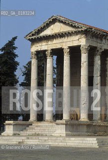 ( CROAZIA  ) ISTRIA -  POLA   :  PIAZZA DELLA REPUBBLICA - IL TEMPIO DI AUGUSTO    - © 2001 Graziano Arici/Rosebud2 / GEO / LINGUA / MINORANZA