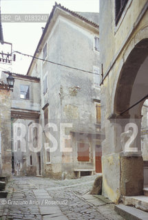 ( CROAZIA  ) ISTRIA -  GRISIGNANA   :  UNA STRADINA DEL CENTRO   - © 2001 Graziano Arici/Rosebud2 / GEO / LINGUA / MINORANZA