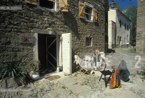 ( CROAZIA  ) ISTRIA -  GRISIGNANA   :  UNA STRADINA DEL CENTRO   - © 2001 Graziano Arici/Rosebud2 / GEO / LINGUA / MINORANZA