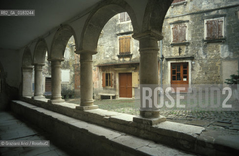 ( CROAZIA  ) ISTRIA -  GRISIGNANA   :  UNA STRADINA DEL CENTRO   - © 2001 Graziano Arici/Rosebud2 / GEO / LINGUA / MINORANZA / PORTICO