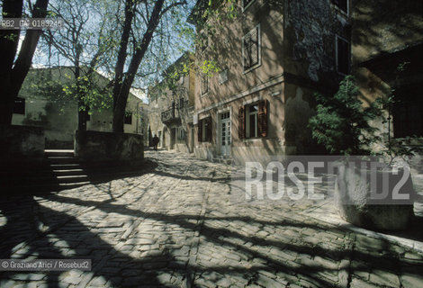 ( CROAZIA  ) ISTRIA -  GRISIGNANA   :  UNA STRADINA DEL CENTRO   - © 2001 Graziano Arici/Rosebud2 / GEO / LINGUA / MINORANZA