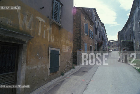 ( CROAZIA  ) ISTRIA -  MOMIANO   :  UNA STRADINA DEL CENTRO   - © 2001 Graziano Arici/Rosebud2 / GEO / LINGUA / MINORANZA / SCRITTA