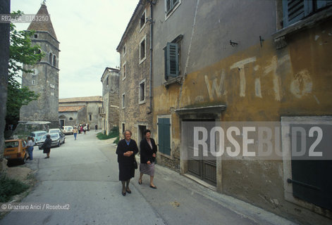 ( CROAZIA  ) ISTRIA -  MOMIANO   :  UNA STRADA DEL CENTRO   - © 2001 Graziano Arici/Rosebud2 / GEO / LINGUA / MINORANZA / SCRITTA