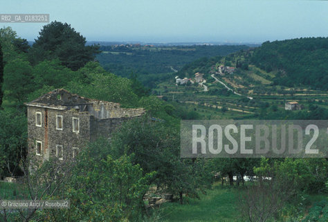 ( CROAZIA  ) ISTRIA -  MOMIANO   :  FATTORIE ABBANDONATE   - © 2001 Graziano Arici/Rosebud2 / GEO / LINGUA / MINORANZA / SCRITTA
