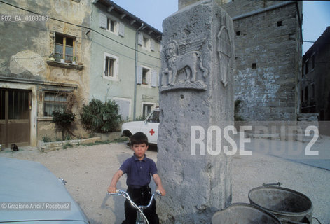 ( CROAZIA  ) ISTRIA - BUIE ( BUJE ) : STRADA DEL CENTRO   - © 2001 Graziano Arici/Rosebud2 / GEO / LINGUA / MINORANZA / LEONE