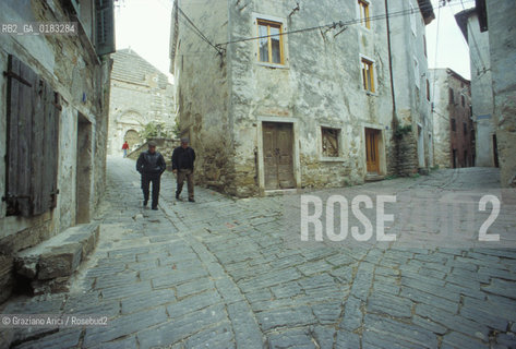 ( CROAZIA  ) ISTRIA - BUIE ( BUJE ) : STRADA DEL CENTRO   - © 2001 Graziano Arici/Rosebud2 / GEO / LINGUA / MINORANZA