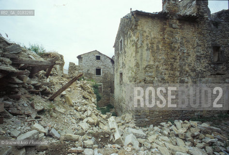 ( CROAZIA  ) ISTRIA - BUIE ( BUJE ) : STRADA DEL CENTRO - CASE ABBANDONATE   - © 2001 Graziano Arici/Rosebud2 / GEO / LINGUA / MINORANZA
