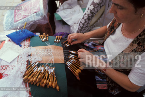 ( BELGIO ) BRUGES ( BRUGGE ) : MERLETTO A TOMBOLO   - © 2001 Graziano Arici/Rosebud2 / GEO