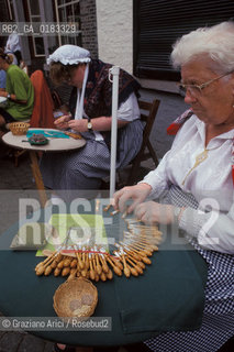 ( BELGIO ) BRUGES ( BRUGGE ) : MERLETTI A TOMBOLO   - © 2001 Graziano Arici/Rosebud2 / GEO