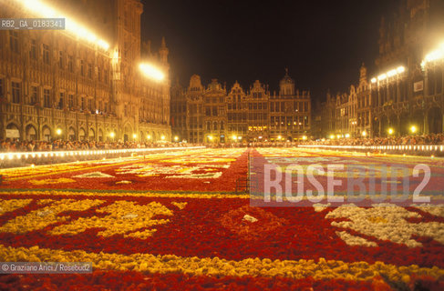 ( BELGIO ) BRUXELLES ( BRUSSEL ) : TAPPETO DI FIORI SULLA GRAND-PLACE   - © 2001 Graziano Arici/Rosebud2 / GEO