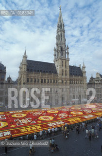 ( BELGIO ) BRUXELLES ( BRUSSEL ) : TAPPETO DI FIORI SULLA GRAND-PLACE E HOTEL DE VILLE   - © 2001 Graziano Arici/Rosebud2 / GEO
