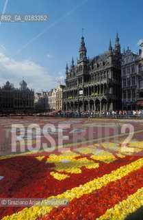 ( BELGIO ) BRUXELLES ( BRUSSEL ) : TAPPETO DI FIORI SULLA GRAND-PLACE   - © 2001 Graziano Arici/Rosebud2 / GEO