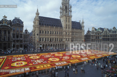 ( BELGIO ) BRUXELLES ( BRUSSEL ) : TAPPETO DI FIORI SULLA GRAND-PLACE   - © 2001 Graziano Arici/Rosebud2 / GEO