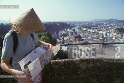 ( AUSTRIA ) SALISBURGO ( SALZBURG ) : PANORAMA - TURISTA   - © 2001 Graziano Arici/Rosebud2 / GEO