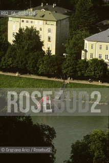( AUSTRIA ) SALISBURGO ( SALZBURG ) : IL TRAGHETTO SUL FIUME    - © 2001 Graziano Arici/Rosebud2 / GEO