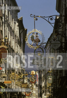 ( AUSTRIA ) SALISBURGO ( SALZBURG ) : LA GETREIDEGASSE   - © 2001 Graziano Arici/Rosebud2 / GEO / INSEGNA