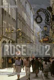 ( AUSTRIA ) SALISBURGO ( SALZBURG ) : LA GETREIDEGASSE   - © 2001 Graziano Arici/Rosebud2 / GEO / INSEGNA