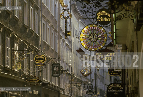 ( AUSTRIA ) SALISBURGO ( SALZBURG ) : LA GETREIDEGASSE   - © 2001 Graziano Arici/Rosebud2 / GEO / INSEGNA