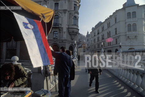 ( SLOVENIA  ) LUBIANA - IL PONTE SUL FIUME LJUBLIJANICA   - © 2001 Graziano Arici/Rosebud2 / GEO / BANDIERA
