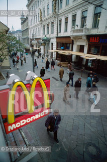 ( SLOVENIA  ) LUBIANA - MC DONALD IN UNA VIA DEL CENTRO  - © 2001 Graziano Arici/Rosebud2 / GEO