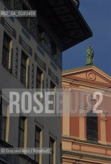 ( SLOVENIA  ) LUBIANA -  PALAZZO INIZIO SECOLO  IN PIAZZA PRESEREN E LA CHIESA DEI FRANCESCANI  - © 2001 Graziano Arici/Rosebud2 / GEO / ARCHITETTURA MODERNA / DECO