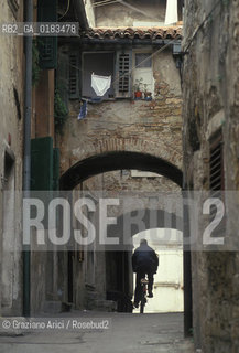 ( SLOVENIA  ) ISTRIA - CAPODISTRIA ( KOPER ) : UNA STRADA DEL CENTRO   - © 2001 Graziano Arici/Rosebud2 / GEO / LINGUA / MINORANZA